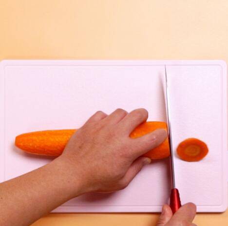 怎么炒红萝卜才好吃呢(如何炒红萝卜简单好吃)