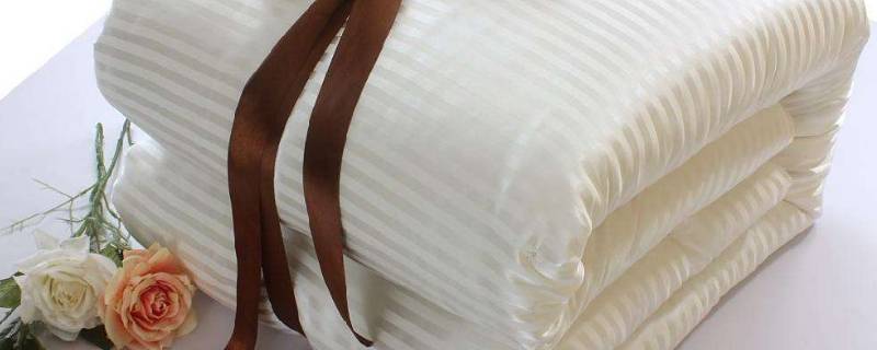 蚕丝被时间长起疙瘩怎么办(蚕丝被用久了起疙瘩)