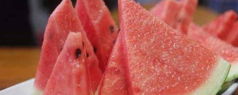 西瓜里有白色的筋是怎么回事(西瓜中间有白色的东西是怎么回事)