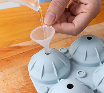 球形冰块模具怎么弄(上下盖球形冰块模具正确使用方法)