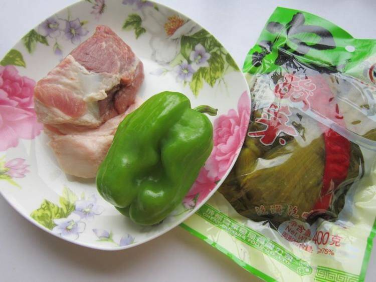 酸菜怎么炒好吃家常做法(酸菜用什么炒好吃)