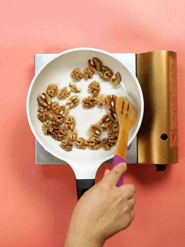 蜂蜜炒核桃仁怎么炒(在家里炒核桃仁怎么炒的)