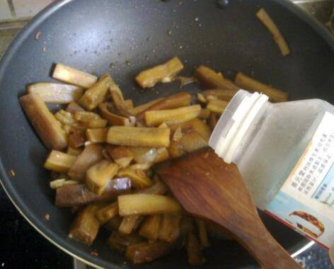 长茄子怎么炒好吃的做法大全(长茄子怎么炒辣椒最好吃)