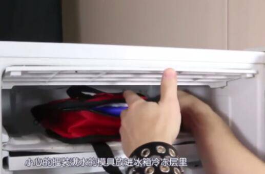 冰块怎么做不用模具(冰块怎么做才透明)