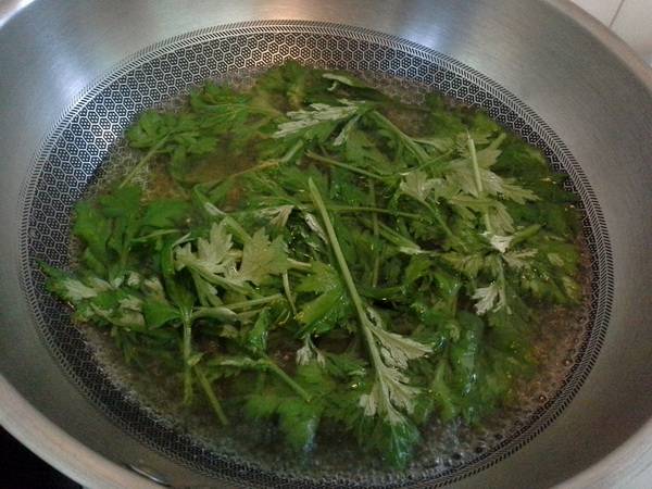 炒艾叶生姜可以治感冒吗(炒艾叶贴肚脐做法)