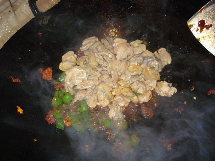 河蚌的家常做法好吃吗(河蚌怎么炒好吃)