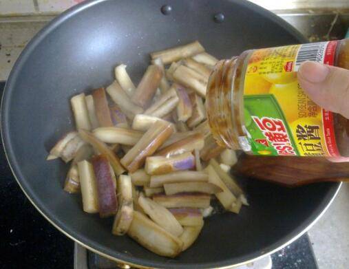 长茄子怎么炒好吃的做法大全(长茄子怎么炒辣椒最好吃)