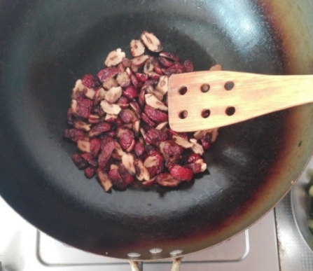 炒红枣是整个炒还是切片来炒(炒红枣要炒到什么程度窍门)