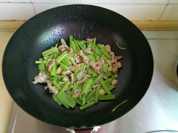 芹菜的家常多种做法(素炒芹菜土豆)