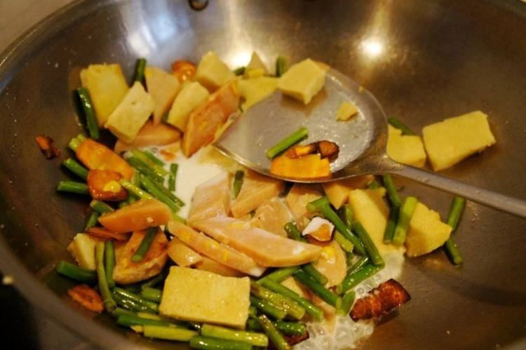 炒冻豆腐怎么做好吃(炒冻豆腐怎么炒)