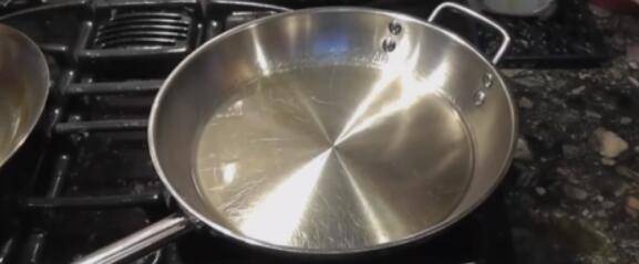 新的铁锅使用前要怎么处理不生锈(农村新铁锅使用前怎么处理)