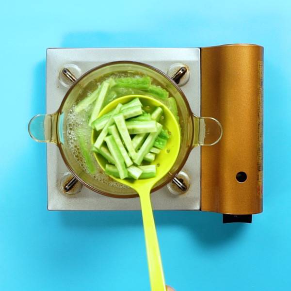 清炒苦瓜怎样做才好吃(清炒苦瓜怎么做)