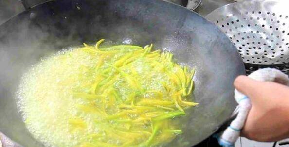 黄花菜怎么做好吃还下奶(黄花菜怎么做好吃的小视频)