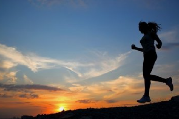 体重200斤跑步久了膝盖疼(200斤慢跑伤膝盖吗)