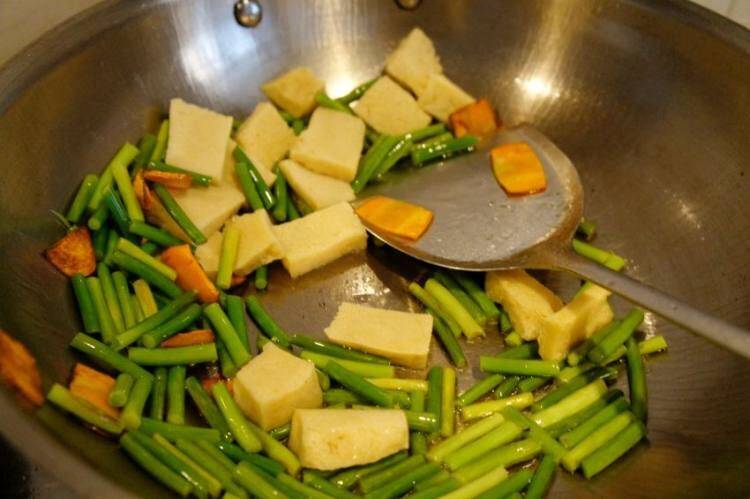 炒冻豆腐怎么做好吃(炒冻豆腐怎么炒)