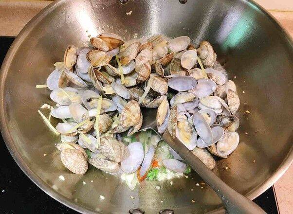 蛤蜊怎么炒好吃(蛤蜊怎么处理能干净)