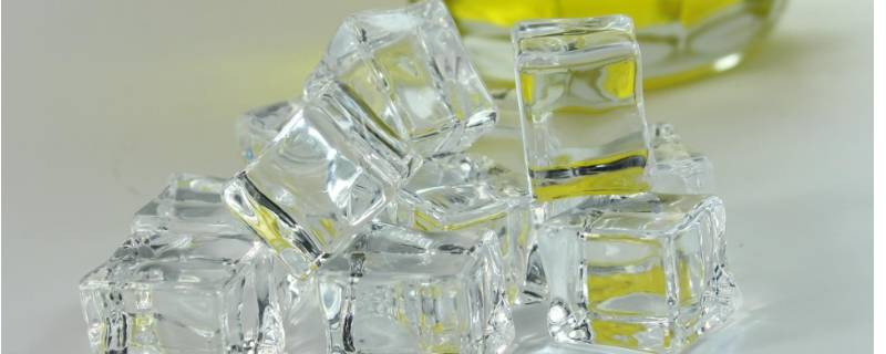 冰块怎么做不用模具(冰块怎么做才透明)