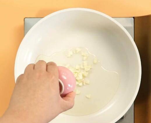 素炒西兰花如何炒才好吃(素炒西兰花怎么洗)