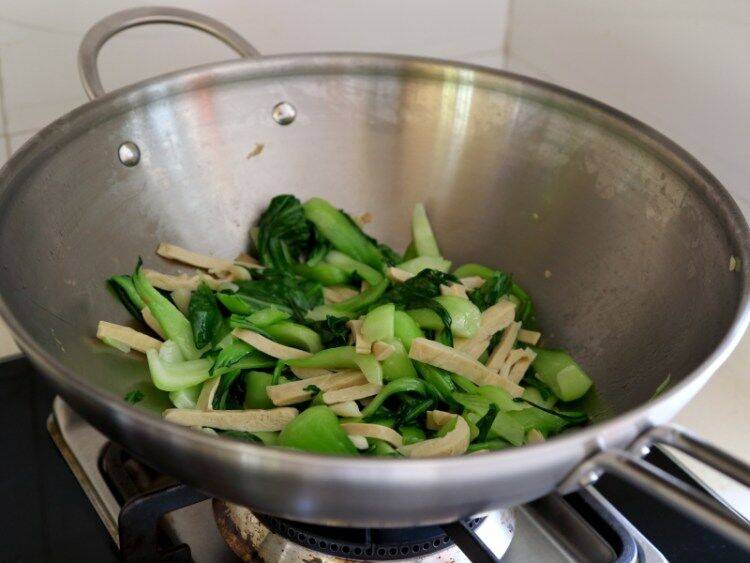 青菜怎么炒好吃又嫩(青菜怎么炒好吃大全)