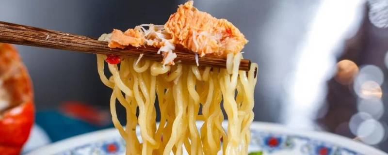 泡面是煮的热量高还是干吃热量高(泡面热量算干的还是泡好的)