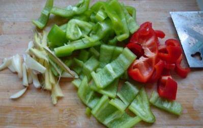 如何炒猪皮更好吃(怎么炒猪皮)