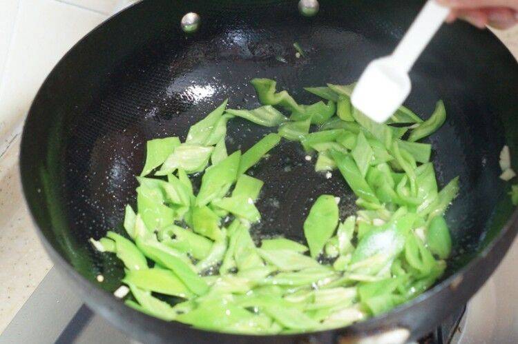 回锅肉炒卤豆腐做法(卤豆腐炒辣椒的做法)