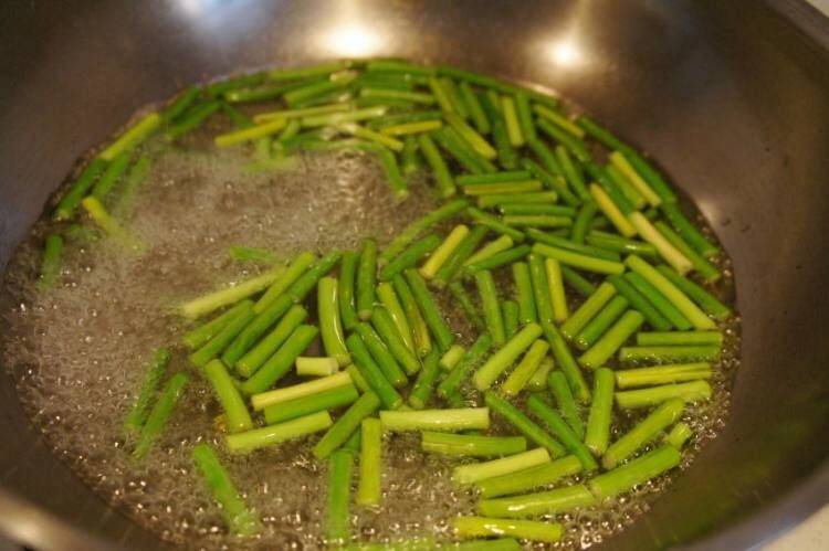 炒冻豆腐怎么做好吃(炒冻豆腐怎么炒)