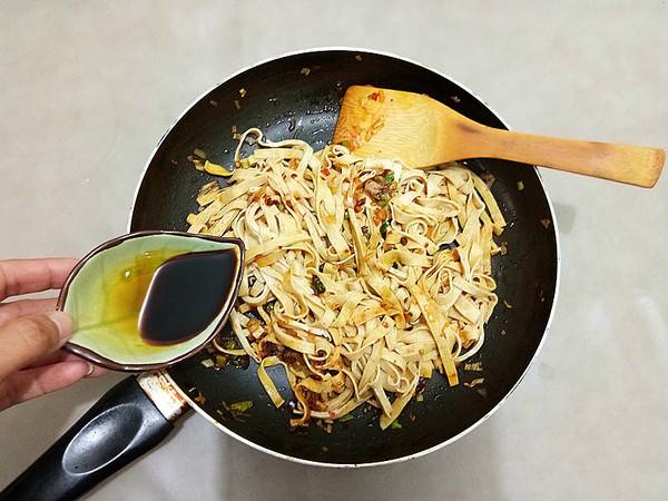 豆皮怎么炒好吃又简单(豆皮怎么炒好吃减肥)