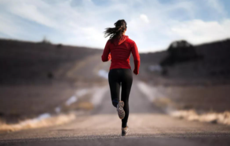 比赛跑步怎么不累还快(怎么样才能让人跑步更快更久不累)