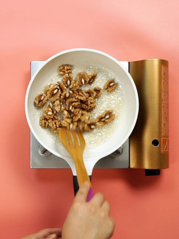 蜂蜜炒核桃仁怎么炒(在家里炒核桃仁怎么炒的)