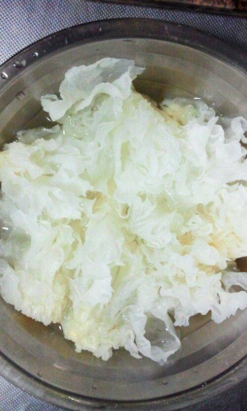 银耳莲子羹怎么做法(银耳莲子羹怎么做减肥)