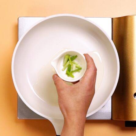 怎么炒红萝卜才好吃呢(如何炒红萝卜简单好吃)