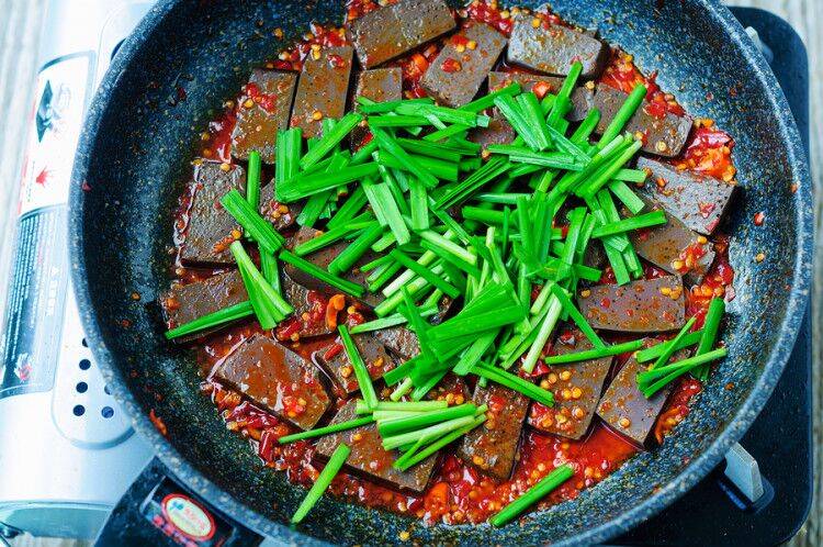 爆炒羊血怎么做好吃(家常炒羊血的做法大全)