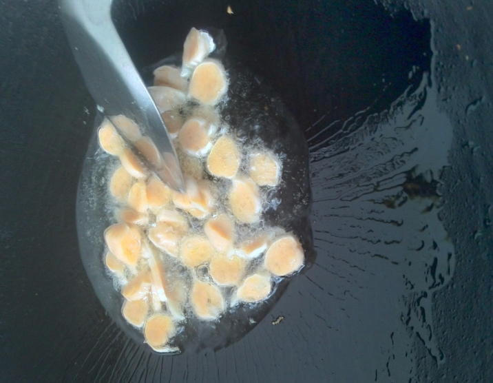 莴笋炒虾饺的做法(虾饺怎么炒来吃)