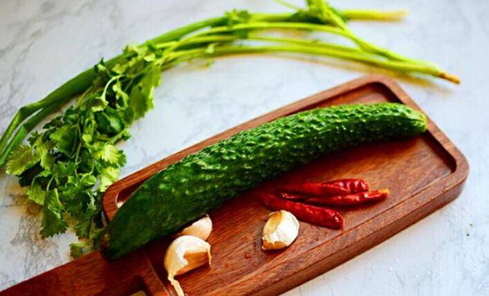 简单冷拌黄瓜做法(冷拌黄瓜怎么拌才好吃)