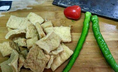 油炸豆腐怎么炒(油炸豆腐怎么炒辣椒)