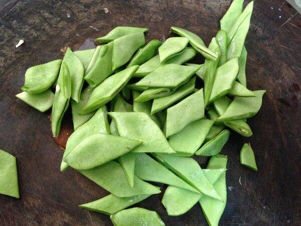 扁豆怎么炒来吃(扁豆怎么炒好看又好吃)