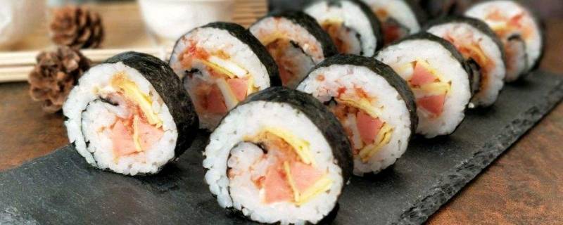 刚买的寿司吃不完怎么保存(没吃完的寿司如何保存)