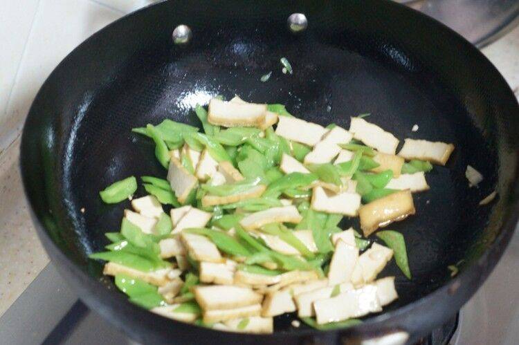 回锅肉炒卤豆腐做法(卤豆腐炒辣椒的做法)