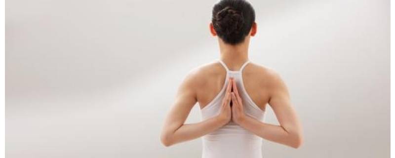 双手后背合十功效(双手后背合拢教程)