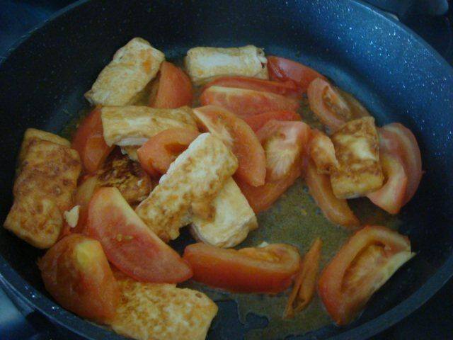 豆腐炒西红柿的家常做法(豆腐炒西红柿怎么做好吃窍门)