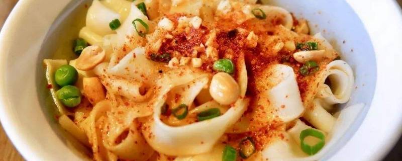 油泼面的正宗做法蘸料(油泼面的做法要过凉水再回锅吗)