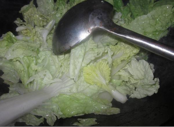 水白菜怎么炒出水少(白菜丝怎么炒)