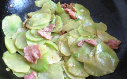 如何炒出莴苣的清香(莴苣香菇怎么炒)