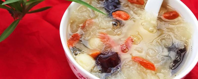 银耳百合汤的功效月子期间(银耳百合汤的功效可以放红枣吗)