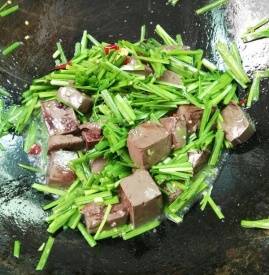 猪红怎么做下饭(厨师猪红做菜教程)