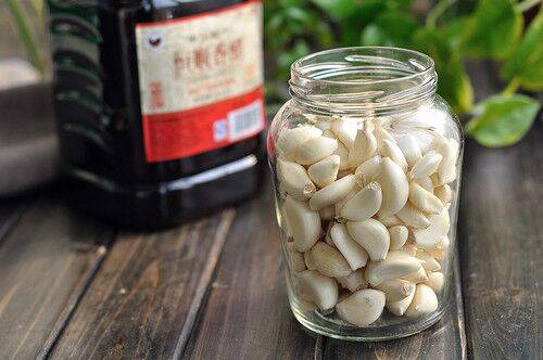 腊八蒜怎么做最正宗好吃(腊八蒜怎么做才能绿)