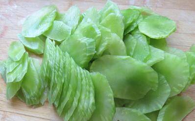 如何炒出莴苣的清香(莴苣香菇怎么炒)