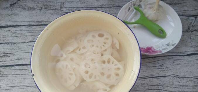 怎样素炒莲菜好吃(莲菜怎么炒比较好吃)