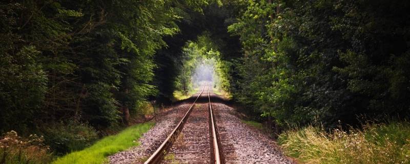轨道上为什么要铺石子(轨道上为什么要装水泥)